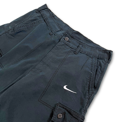 NIKE 90’S BOOTLEG BLACK CARGO SHORTS (32”)