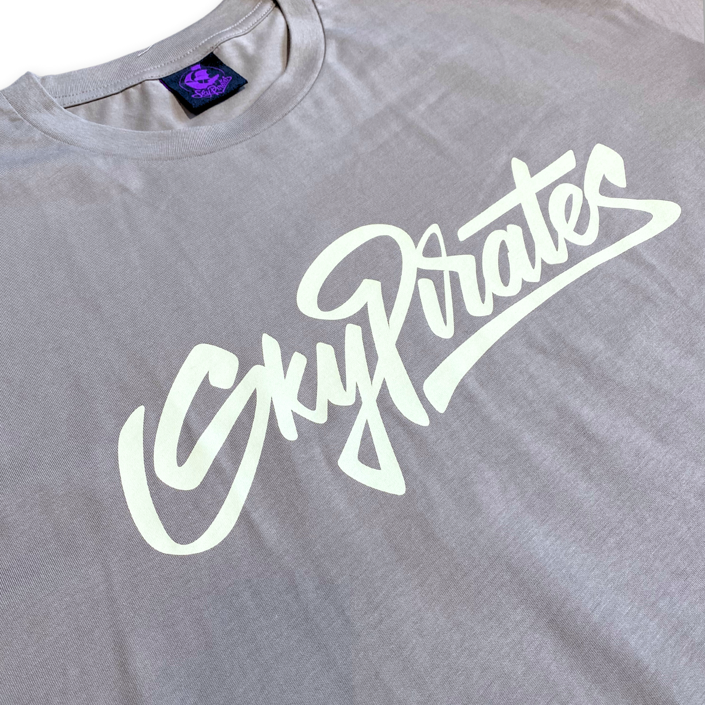 SKY PIRATES SCRIPT TEE BEIGE