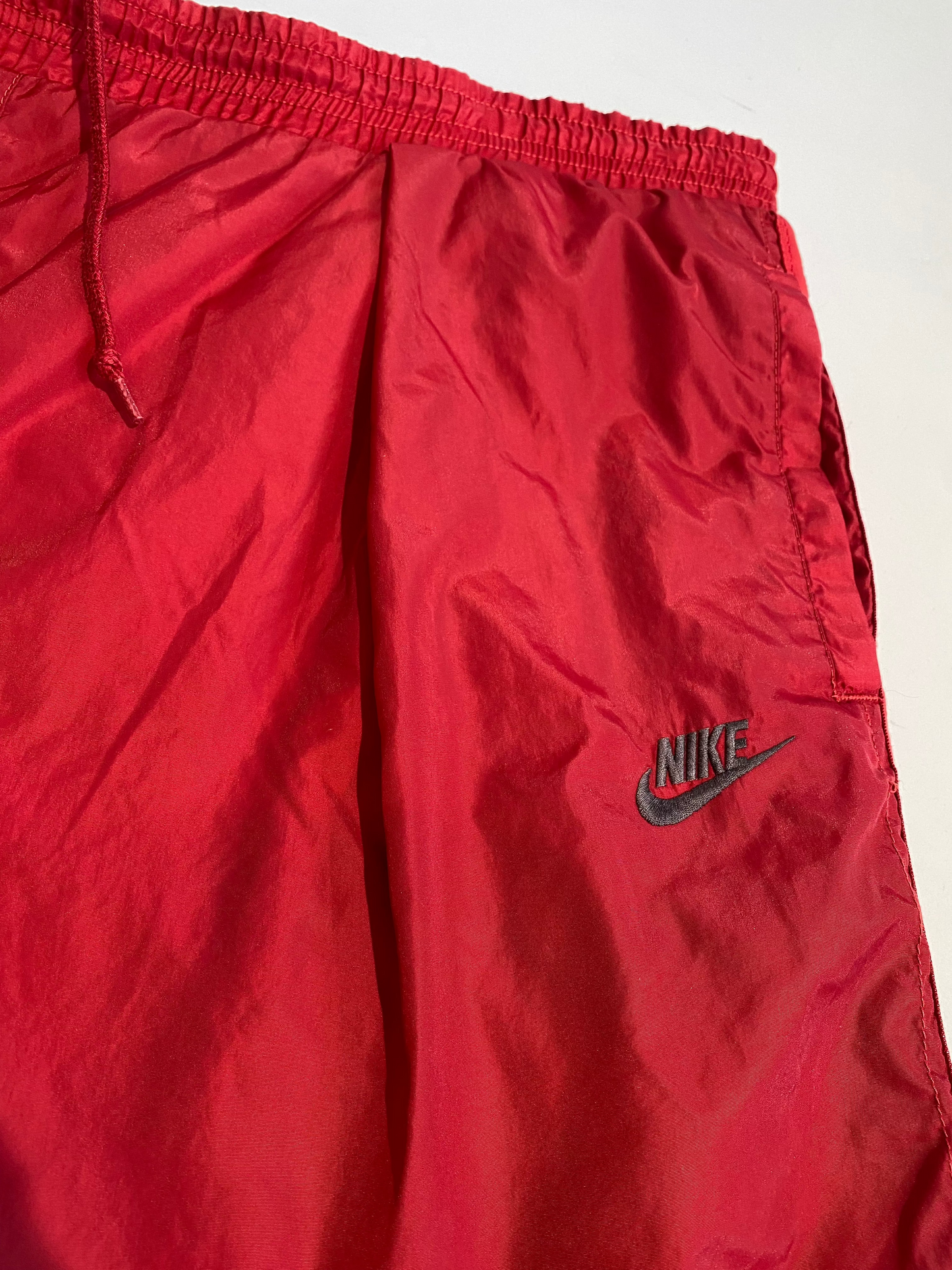 VINTAGE NIKE NYLON SHORTS (42")