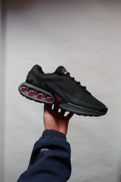 NIKE AIR MAX DN (US 9)